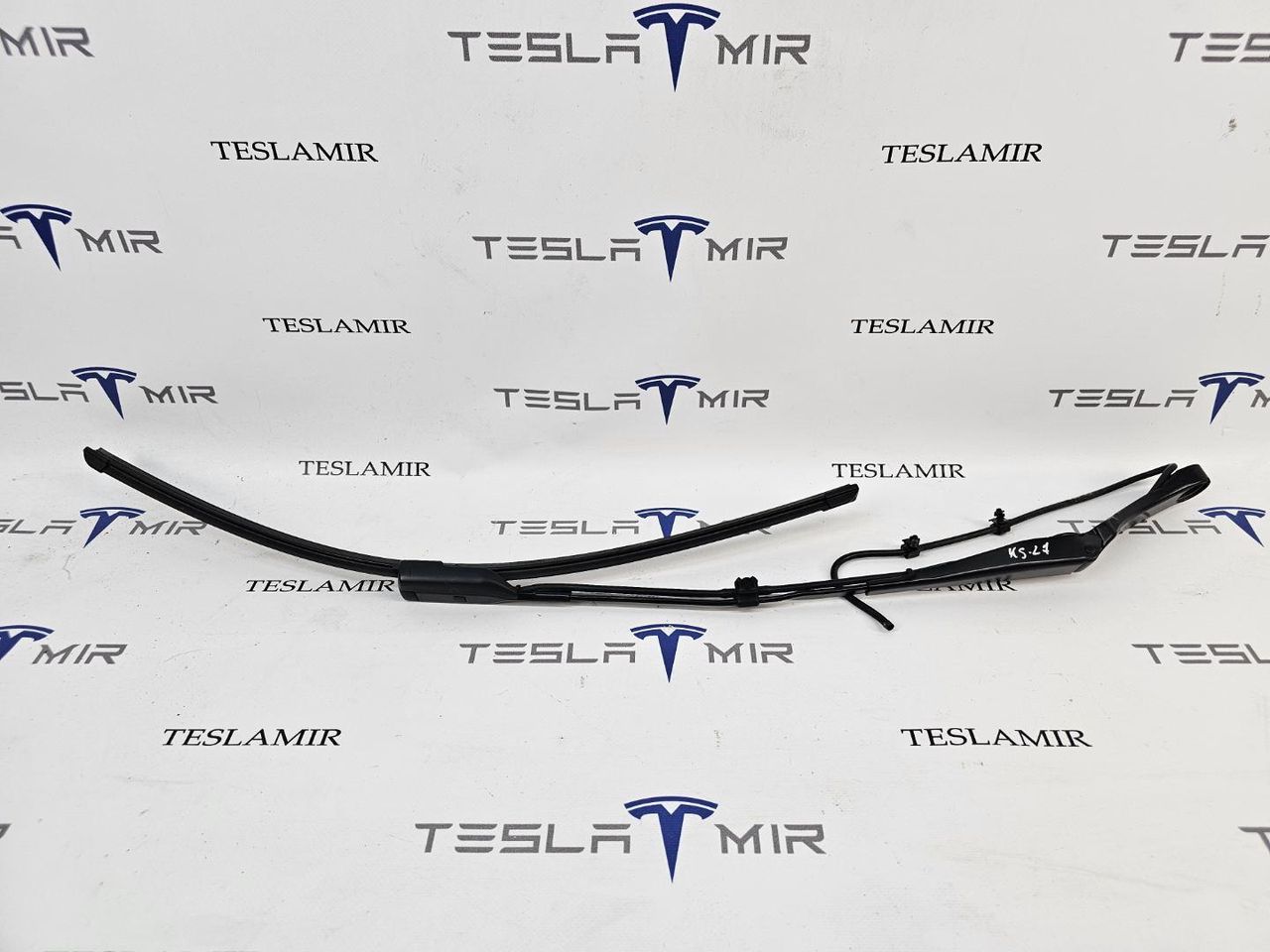 щеткодержатель (поводок стеклоочистителя, дворник) Tesla Model 3 1 поколение 2023, 1076728-00, 1076730-00, 1076726-00, 1621685-00 - фото №1