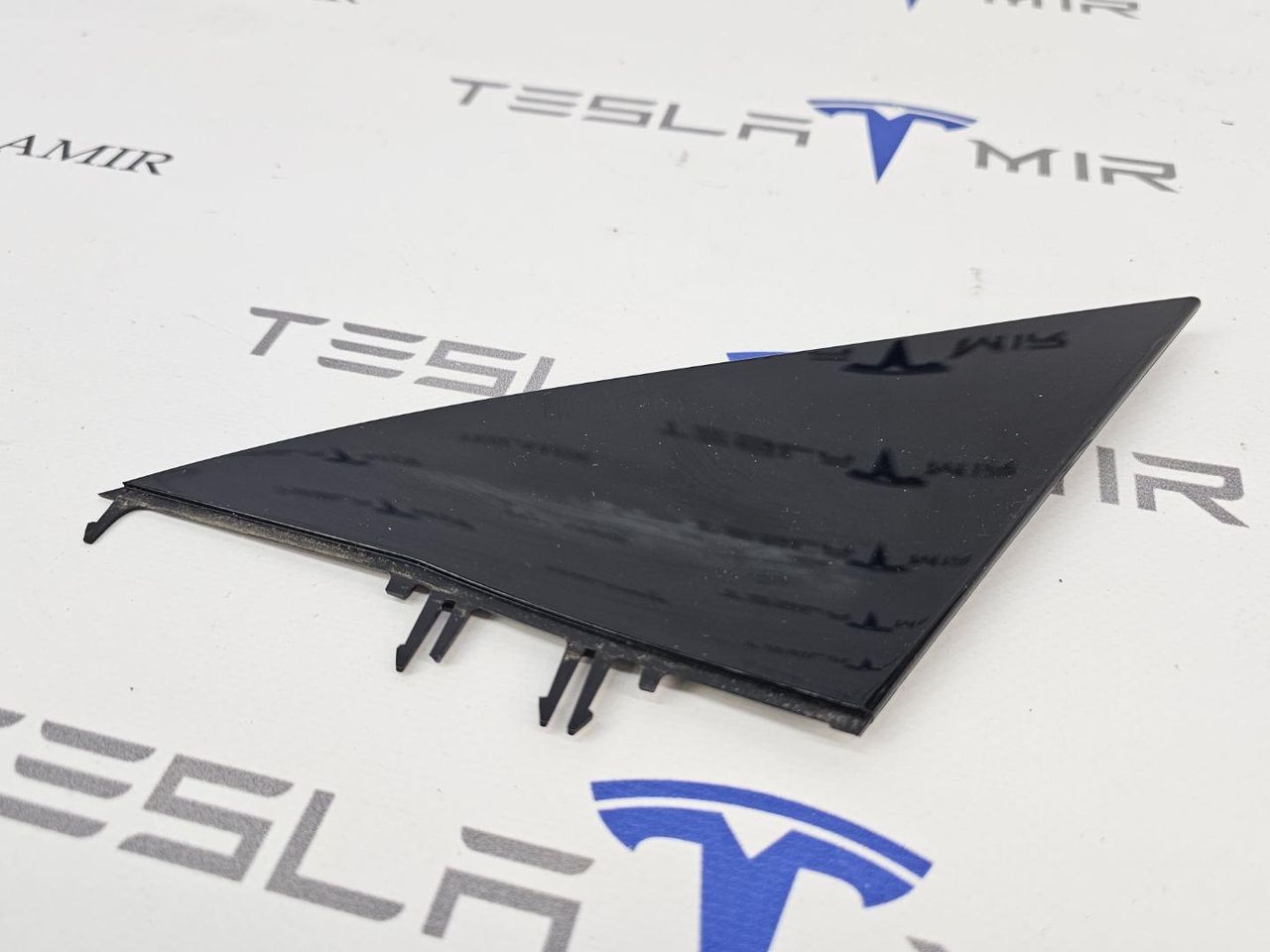 Накладка на зеркало (треугольник) левая Tesla Model 3 1 поколение 2023, 1130655-00 - фото №1