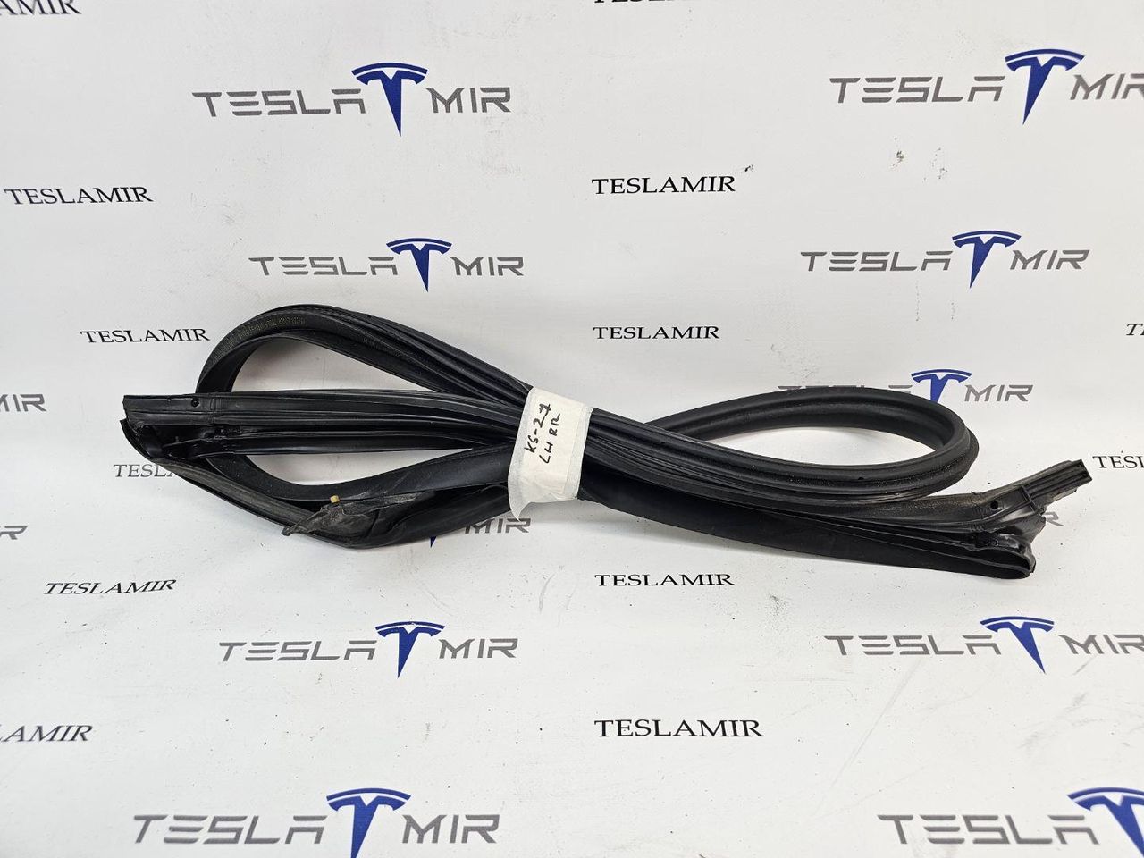 уплотнитель двери Tesla Model 3 1 поколение 2023, 1090499-00, 1090511-00 - фото №1