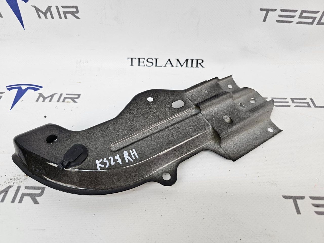крепление ( кронштейн ) крыла Tesla Model 3 1 поколение 2023, 1092305-00 - фото №1