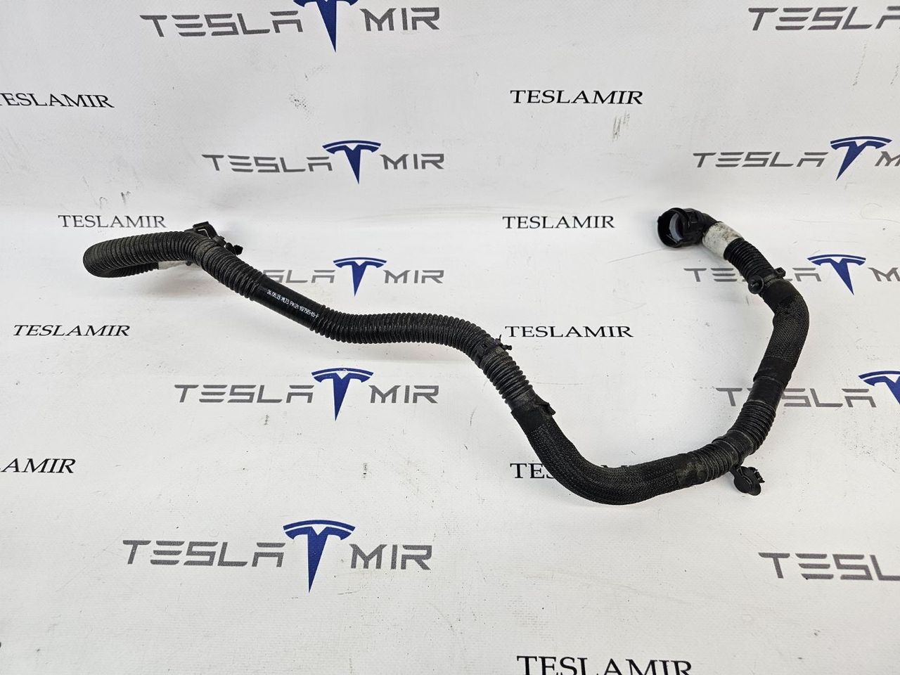 Шланг системы охлаждения заднего мотора Tesla Model 3 1 поколение 2023, 1077585-00 - фото №1