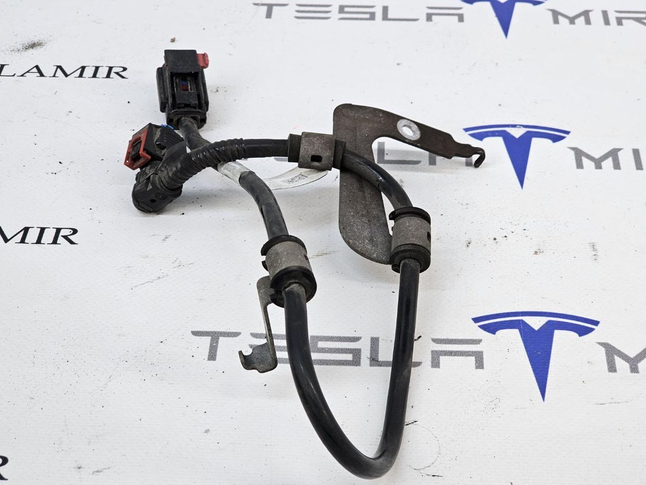 Электропроводка суппорта (ручника) правая Tesla Model 3 1 поколение 2023, 1044782-00 - фото №1