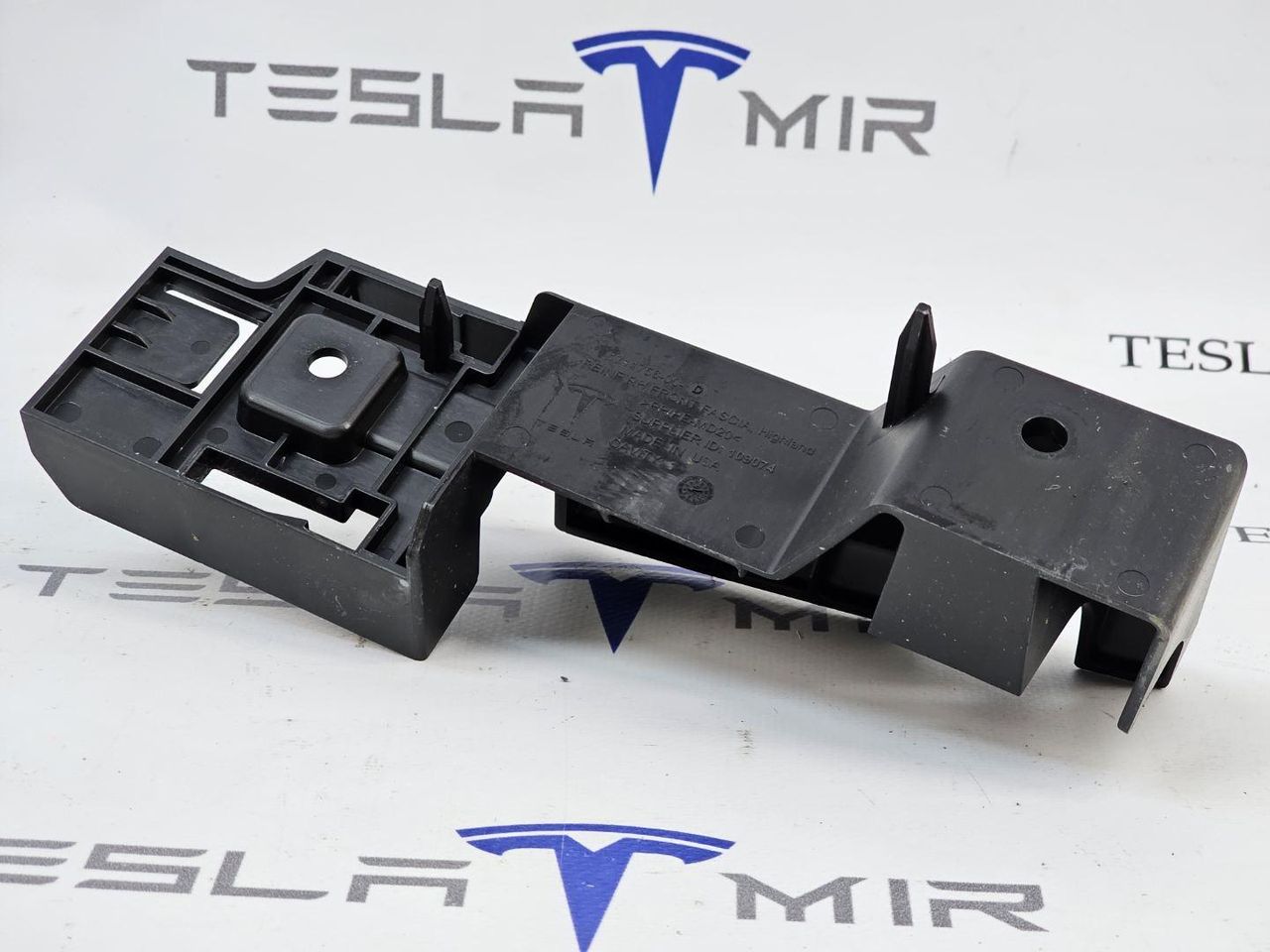 кронштейн передней панели (телевизора) Tesla Model 3 2 поколение 2024, 1711756-00 - фото №1