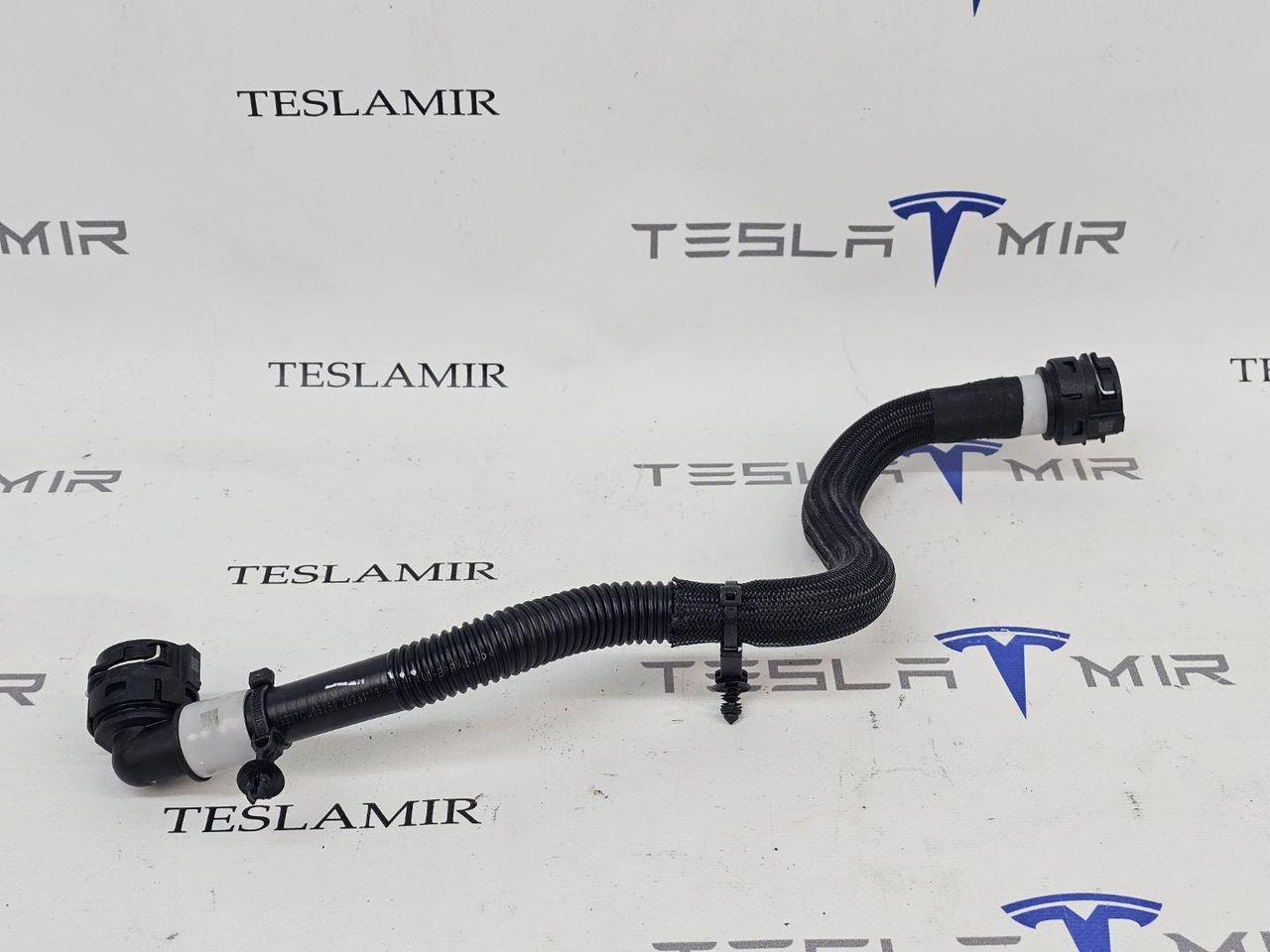 Патрубок системы охлаждения пластиковый передний Tesla Model 3 2 поколение 2024, 1501325-00 - фото №1