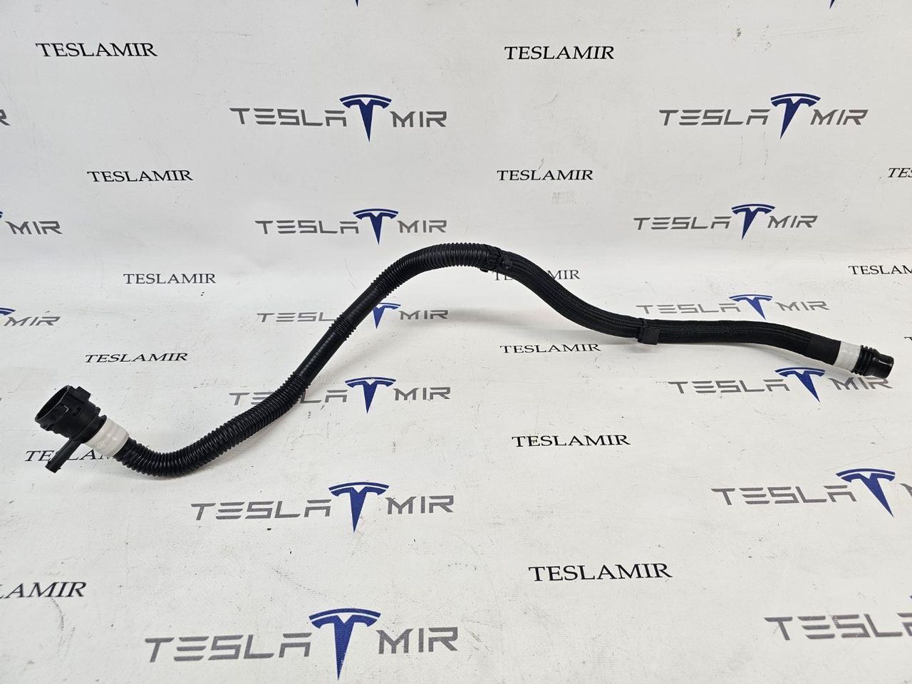 Патрубок системы охлаждения пластиковый передний Tesla Model 3 2 поколение 2024, 1504721-00 - фото №1