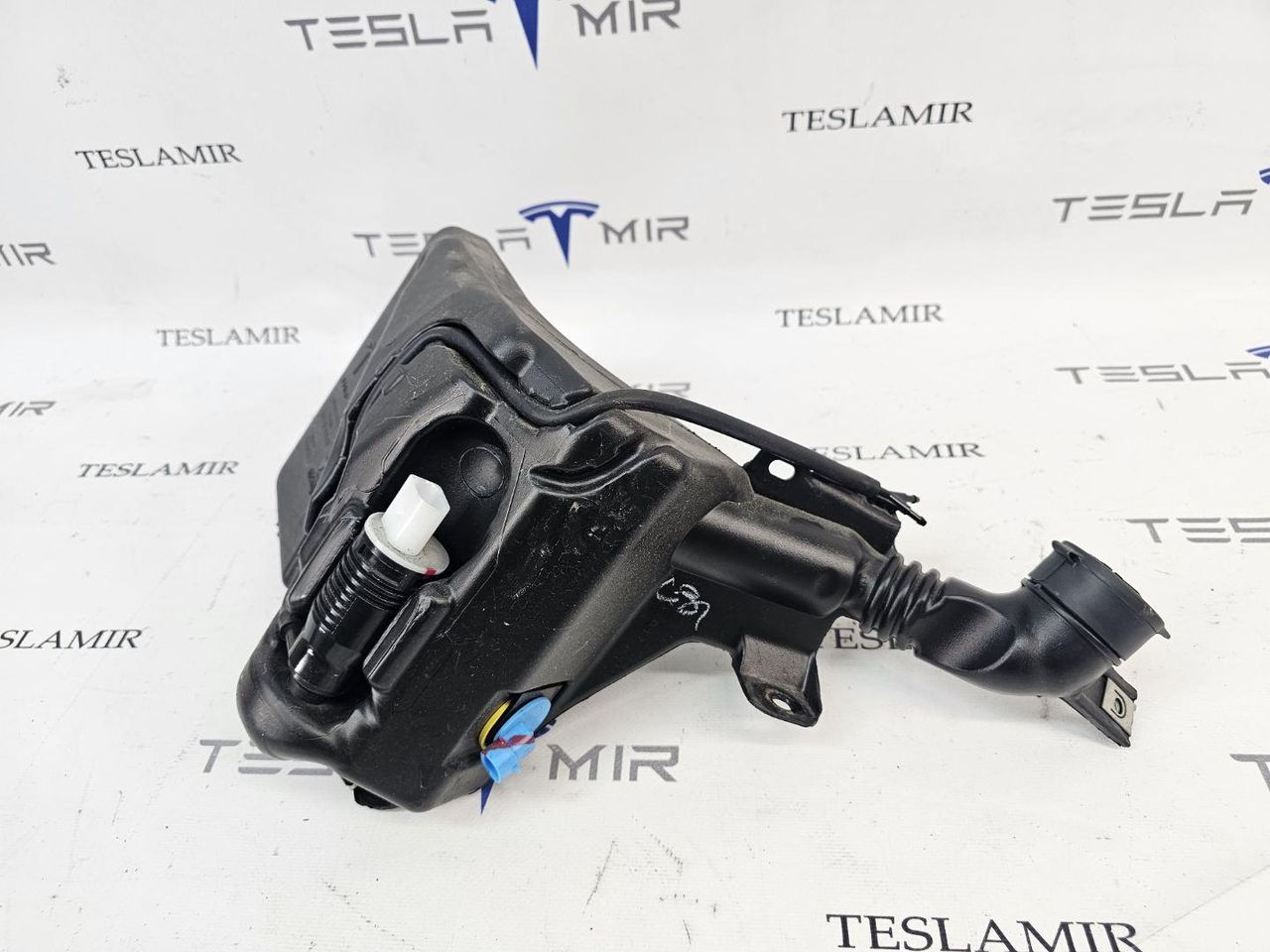 бачок омывателя Tesla Model 3 1 поколение 2023, 1096062-00, 1090850-00, 1131028-00, 1110164-00, 1901506-00 - фото №1