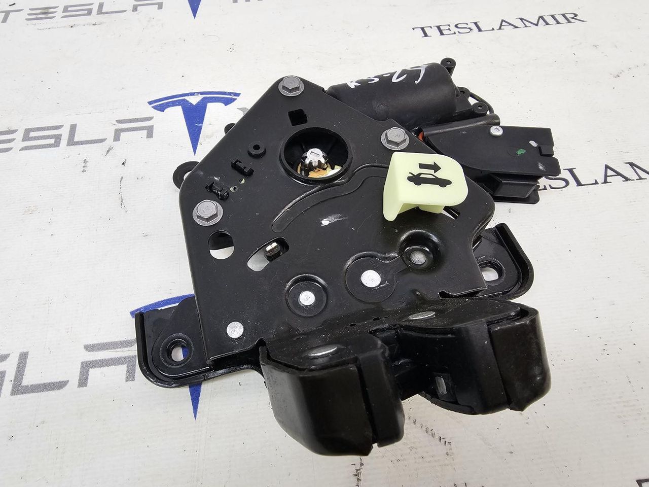 замок багажника Tesla Model Y 1 поколение 2024, 1500604-00, 3061229, 1584544-00 - фото №1