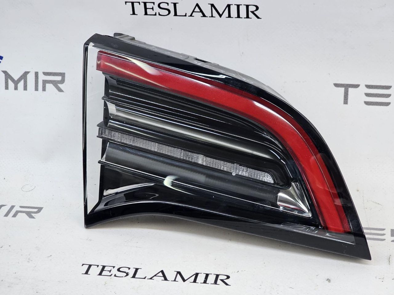 фонарь крышки багажника левый Tesla Model Y 1 поколение 2024, 1502088-00, 1077401-00, 1502088-96 - фото №1