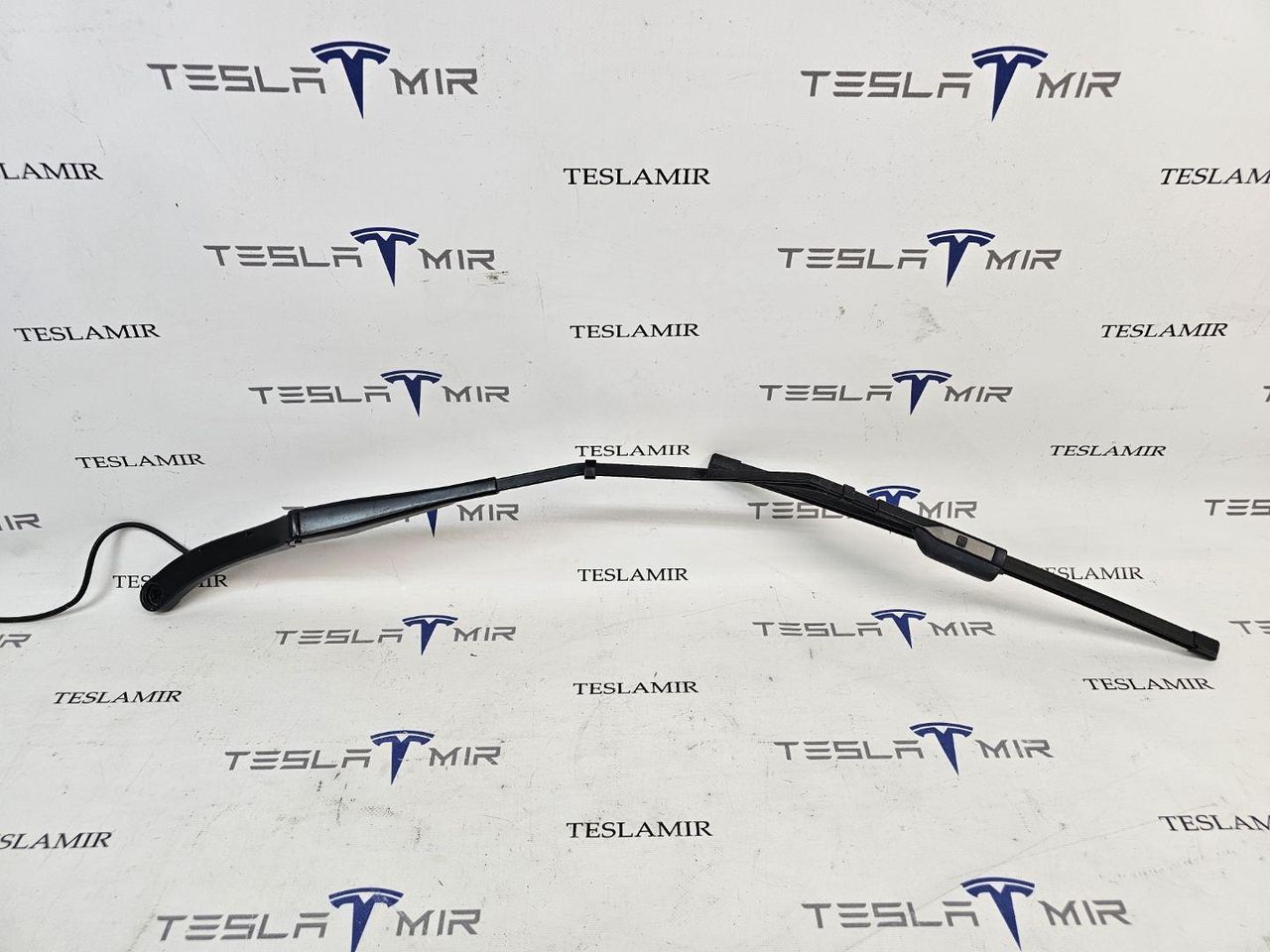 щеткодержатель (поводок стеклоочистителя, дворник) Tesla Model Y 1 поколение 2024, 1658938-00, 1658939-00 - фото №1