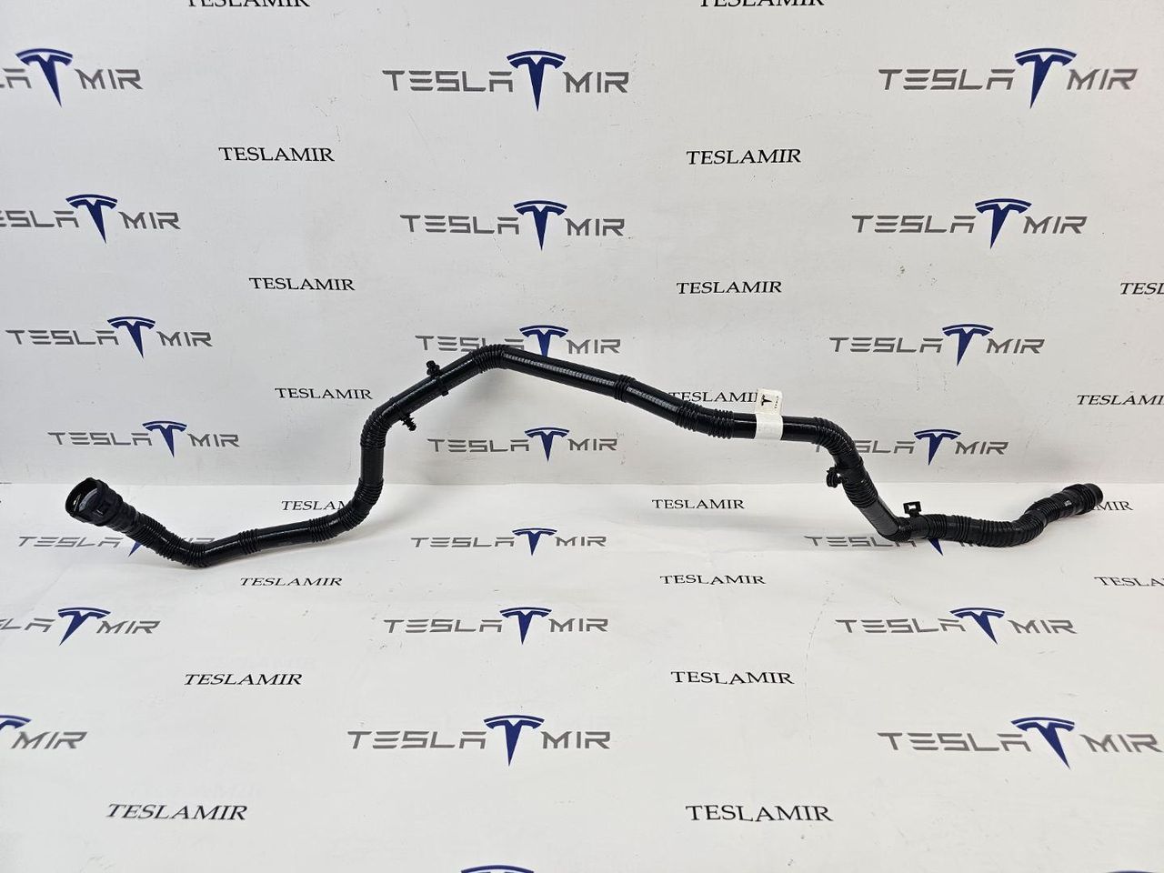 Патрубок системы охлаждения пластиковый передний Tesla Model Y 1 поколение 2024, 1501334-00, 1647666-00 - фото №1