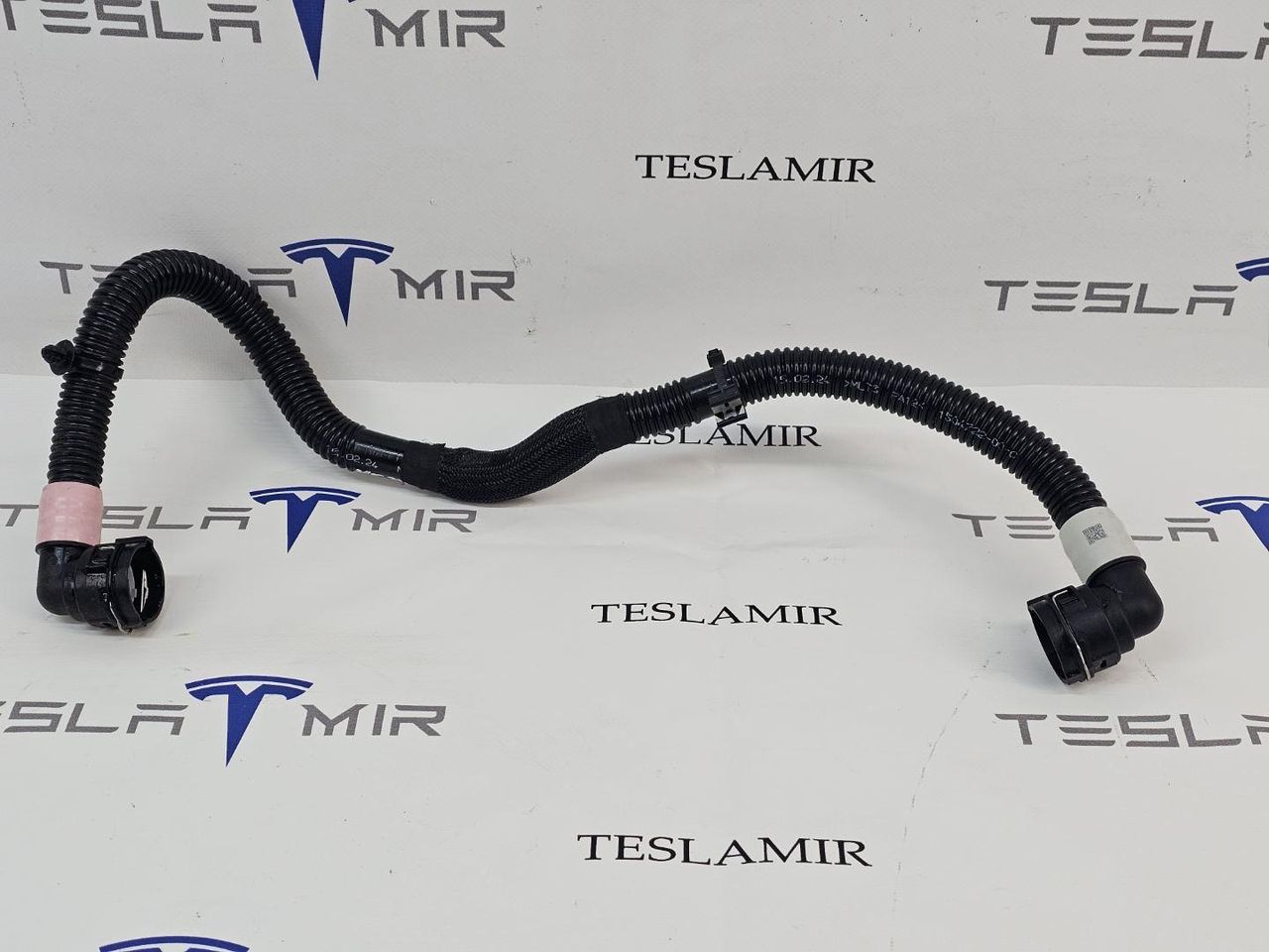 Патрубок системы охлаждения пластиковый передний Tesla Model Y 1 поколение 2024, 1504722-00, 1631596-00 - фото №1