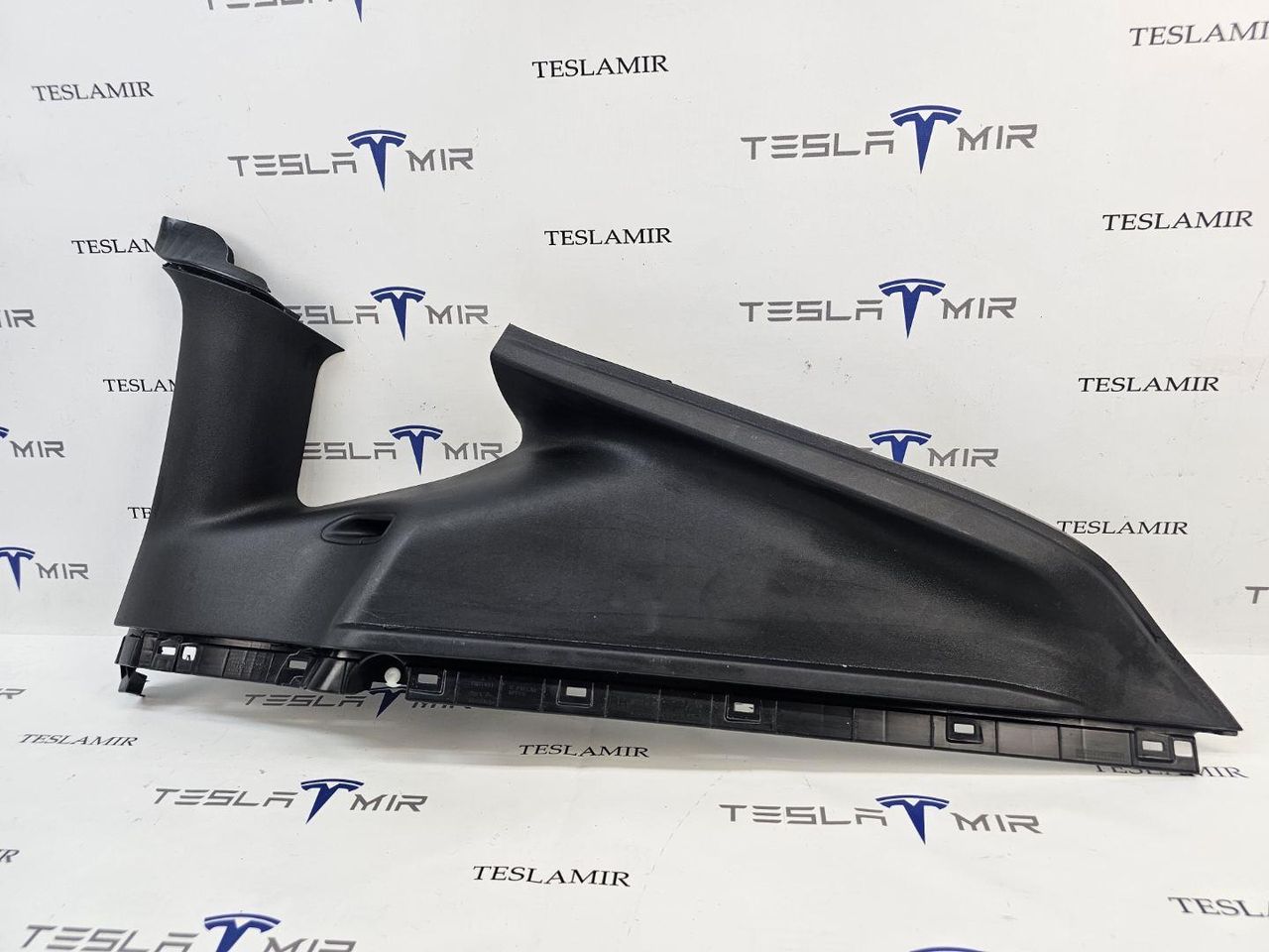Накладка ремня безопасности стойки С правая Tesla Model Y 1 поколение 2024, 1661181-00 - фото №1