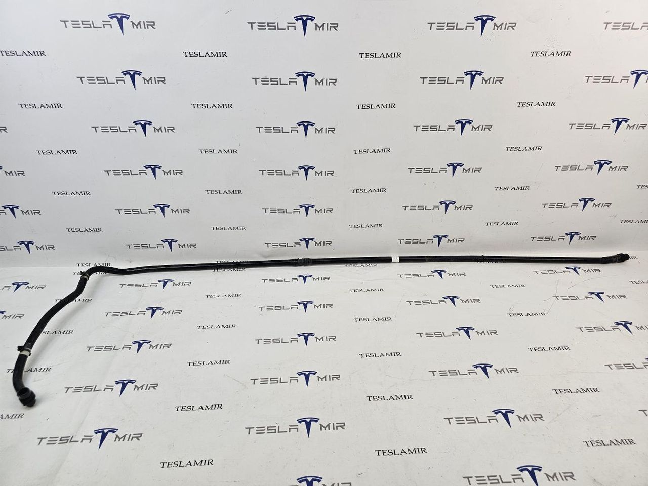 Патрубок системы охлаждения пластиковый Tesla Model Y 1 поколение 2024, 1628806-00 - фото №1