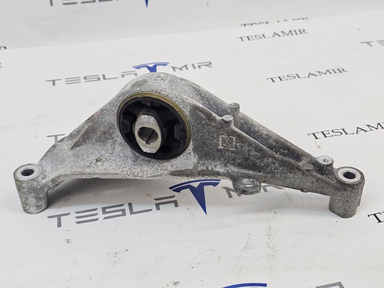 кронштейн двигателя Tesla Model Y 1 поколение 2024, 1090754-00 - фото №1