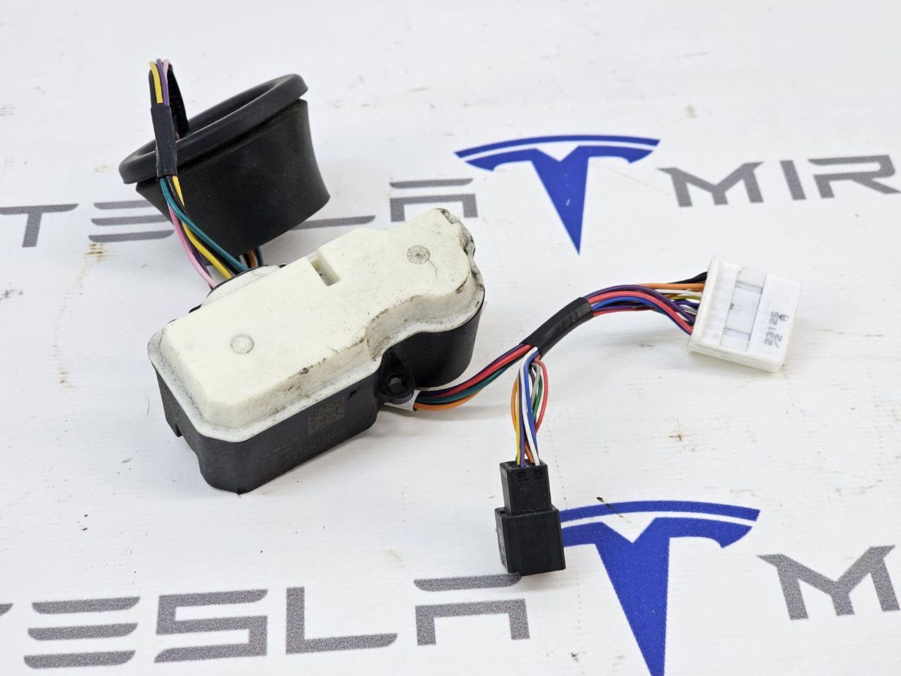 Люк порта зарядки с электроприводом в сборе Tesla Model Y 1 поколение 2022, 1478840-00, 1478844-00 - фото №1