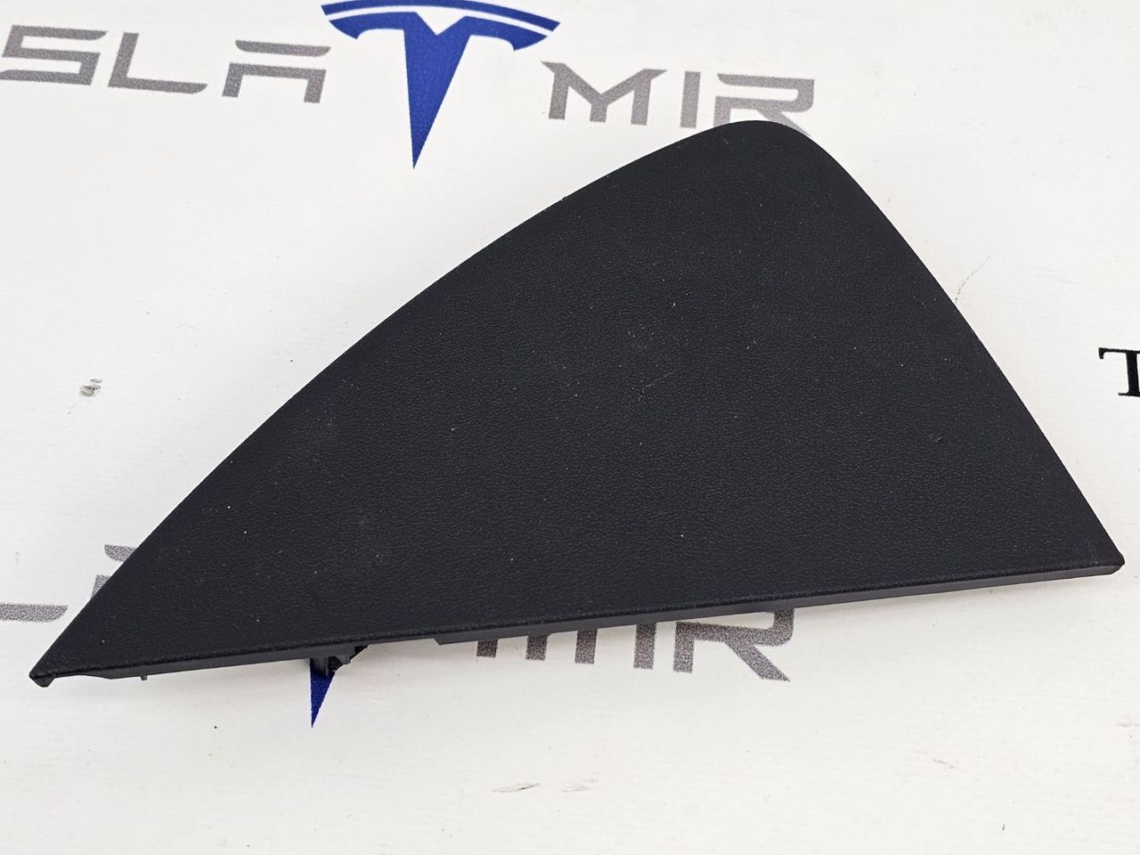 Накладка боковая торпеды правая Tesla Model Y 1 поколение 2024, 1648346-00 - фото №1