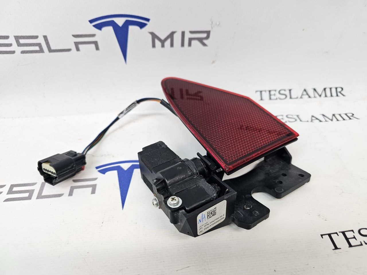 Люк порта зарядки с электроприводом в сборе Tesla Model X 1 поколение 2018, 1042766-96, 1038557-00 - фото №1