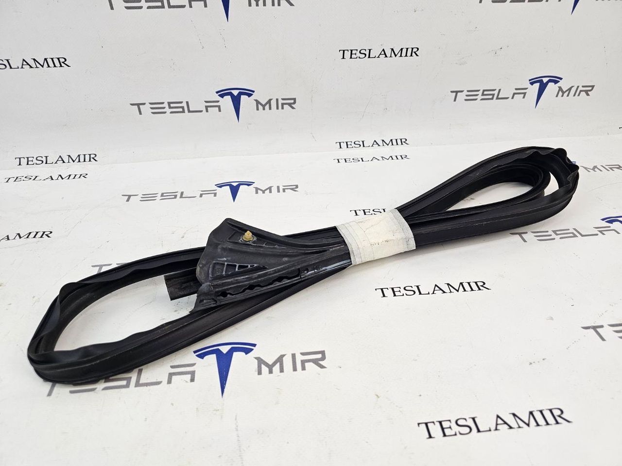 уплотнительная резинка на крышу левая Tesla Model Y 1 поколение 2024, 1497677-00 - фото №1