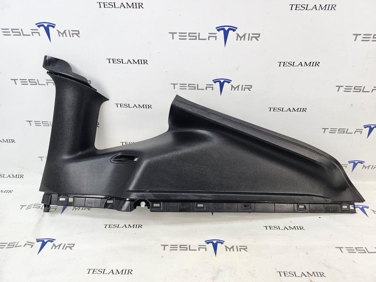 Накладка ремня безопасности стойки С правая Tesla Model Y 1 поколение 2024, 1661181-00, 1802880-00 - фото №1