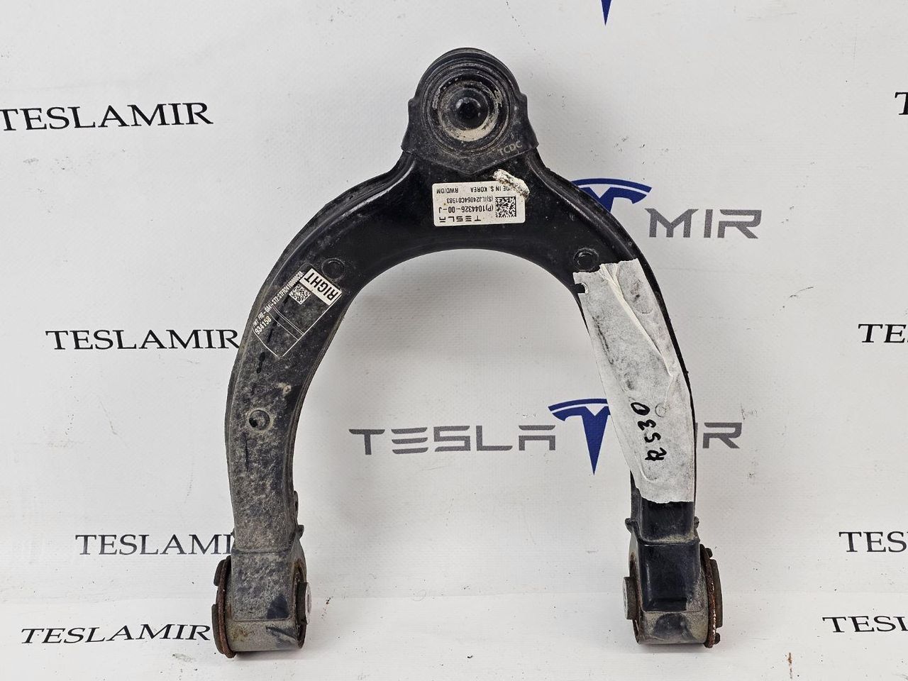 Рычаг верхний передний (подкова) правый Tesla Model Y 1 поколение 2024, 1044326-00 - фото №1