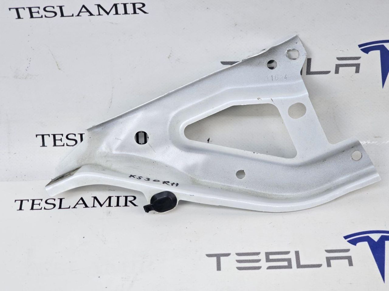 крепление ( кронштейн ) крыла Tesla Model Y 1 поколение 2024, 1487578-00, 1487696-S0 - фото №1