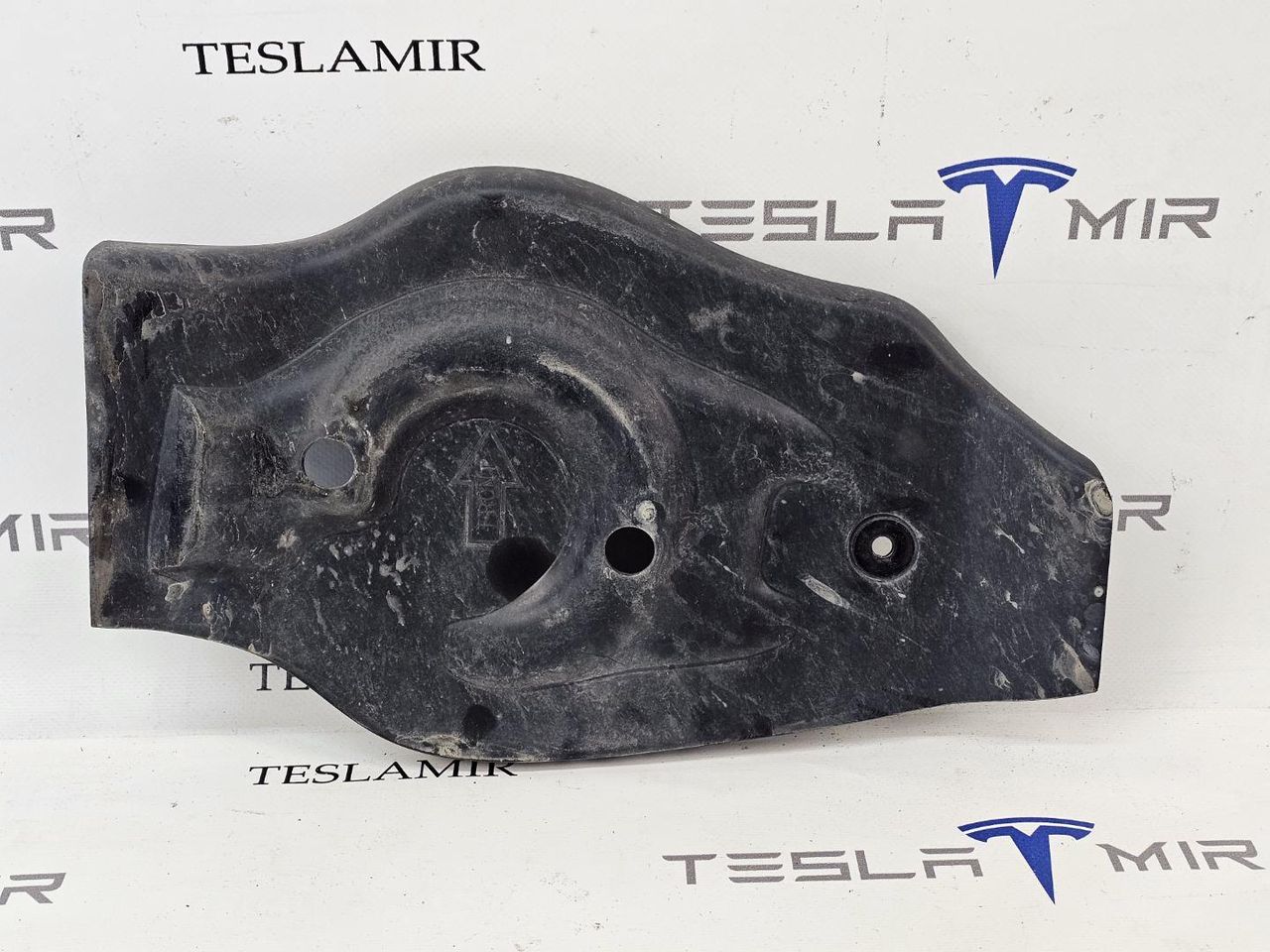 Защита накладка рычага (лодочки) правая Tesla Model Y 1 поколение 2021, 1493636-00 - фото №1
