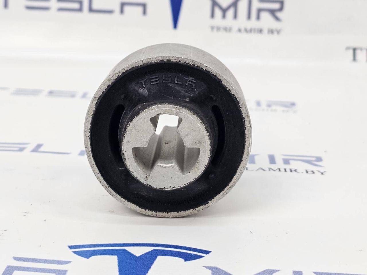 Сайлентблок переднего рычага (банана) Tesla Model 3 1 поколение 2021, 1044358-00 - фото №1