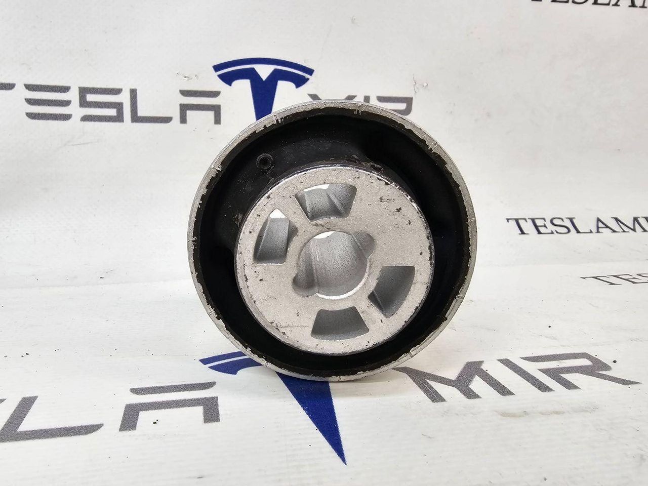 Сайлентблок переднего рычага (банана) Tesla Model 3 1 поколение 2021, 1044358-00 - фото №1