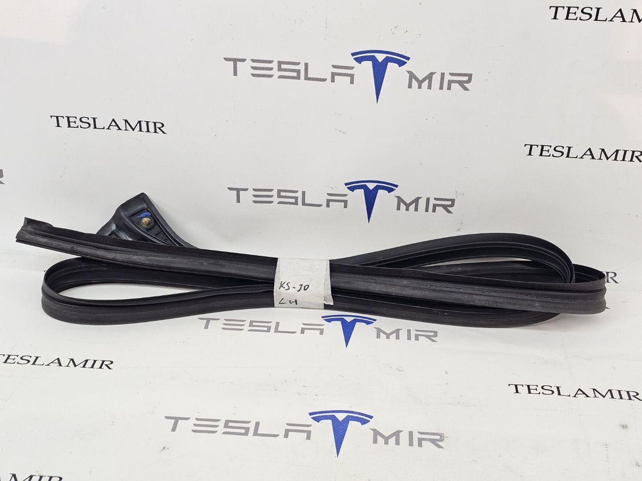 уплотнительная резинка на крышу левая Tesla Model Y 1 поколение 2024, 1497677-00 - фото №1