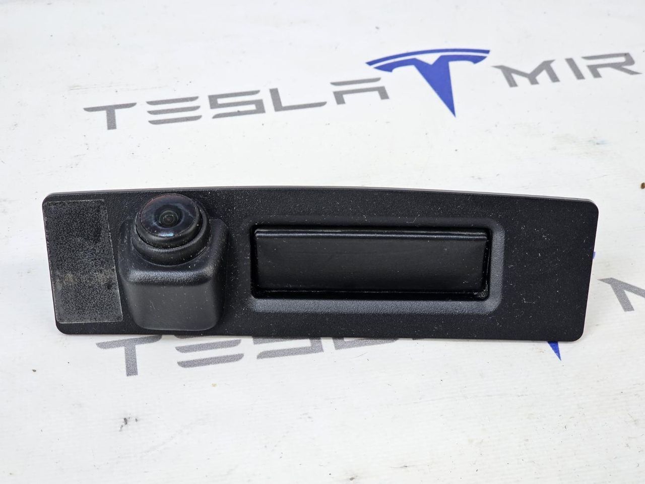 кнопка открытия багажника Tesla Model Y 1 поколение 2024, 1761508-00, 1761511-00, 1761510-00 - фото №1