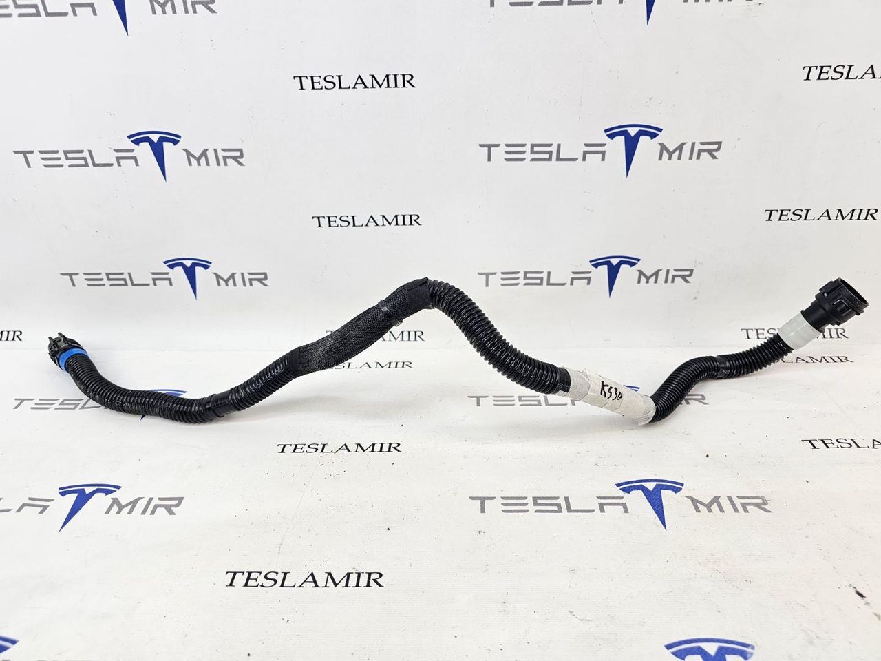 Патрубок системы охлаждения пластиковый передний Tesla Model Y 1 поколение 2024, 1504721-00 - фото №1