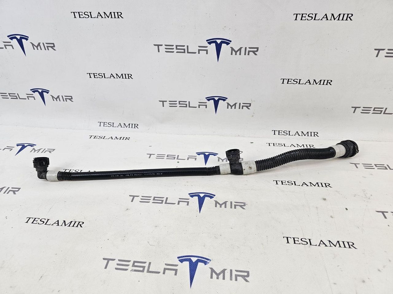 Патрубок системы охлаждения пластиковый передний правый Tesla Model Y 1 поколение 2024, 107757600 - фото №1