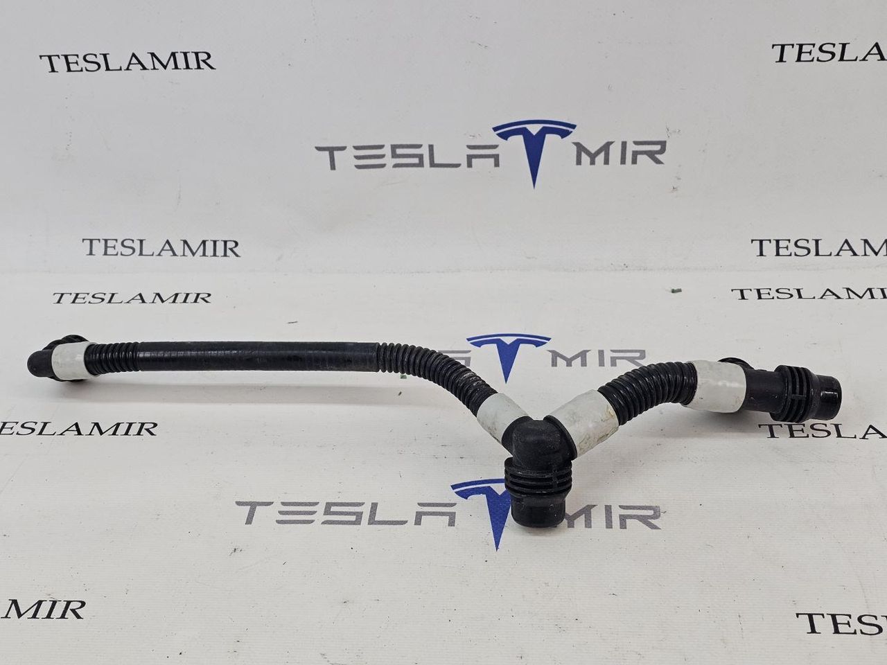 Патрубок системы охлаждения пластиковый передний левый Tesla Model Y 1 поколение 2024, 1077577-00 - фото №1