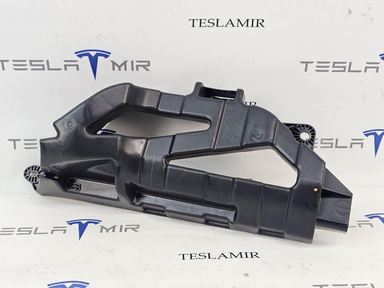Кронштейн крепления обшивки багажника правый Tesla Model Y 1 поколение 2024, 1992190-00 - фото №1