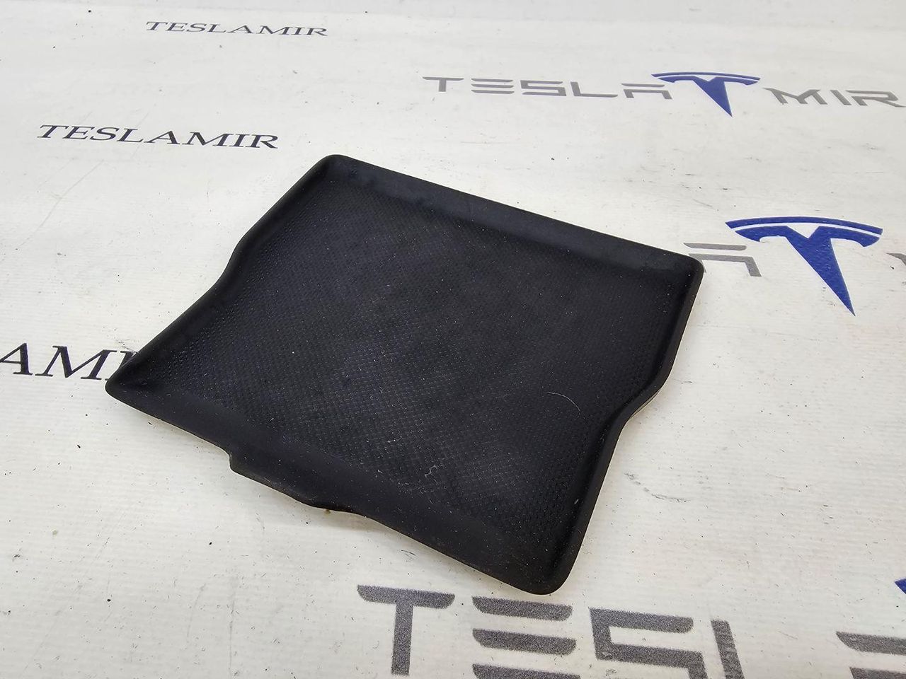 Коврик резиновый вещевого ящика Tesla Model 3 1 поколение 2020, 1093093-00 - фото №1