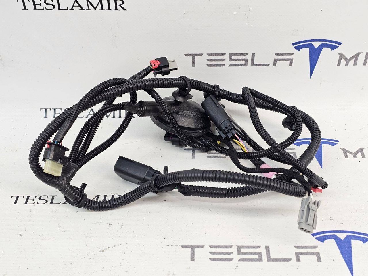 Электропроводка панели радиаторов (телевизора) Tesla Model 3 2 поколение 2024, 1897320-00 - фото №1