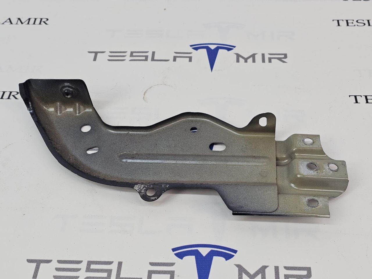 крепление ( кронштейн ) крыла Tesla Model 3 2 поколение 2024, 1092304-00, 1100382-S0 - фото №1
