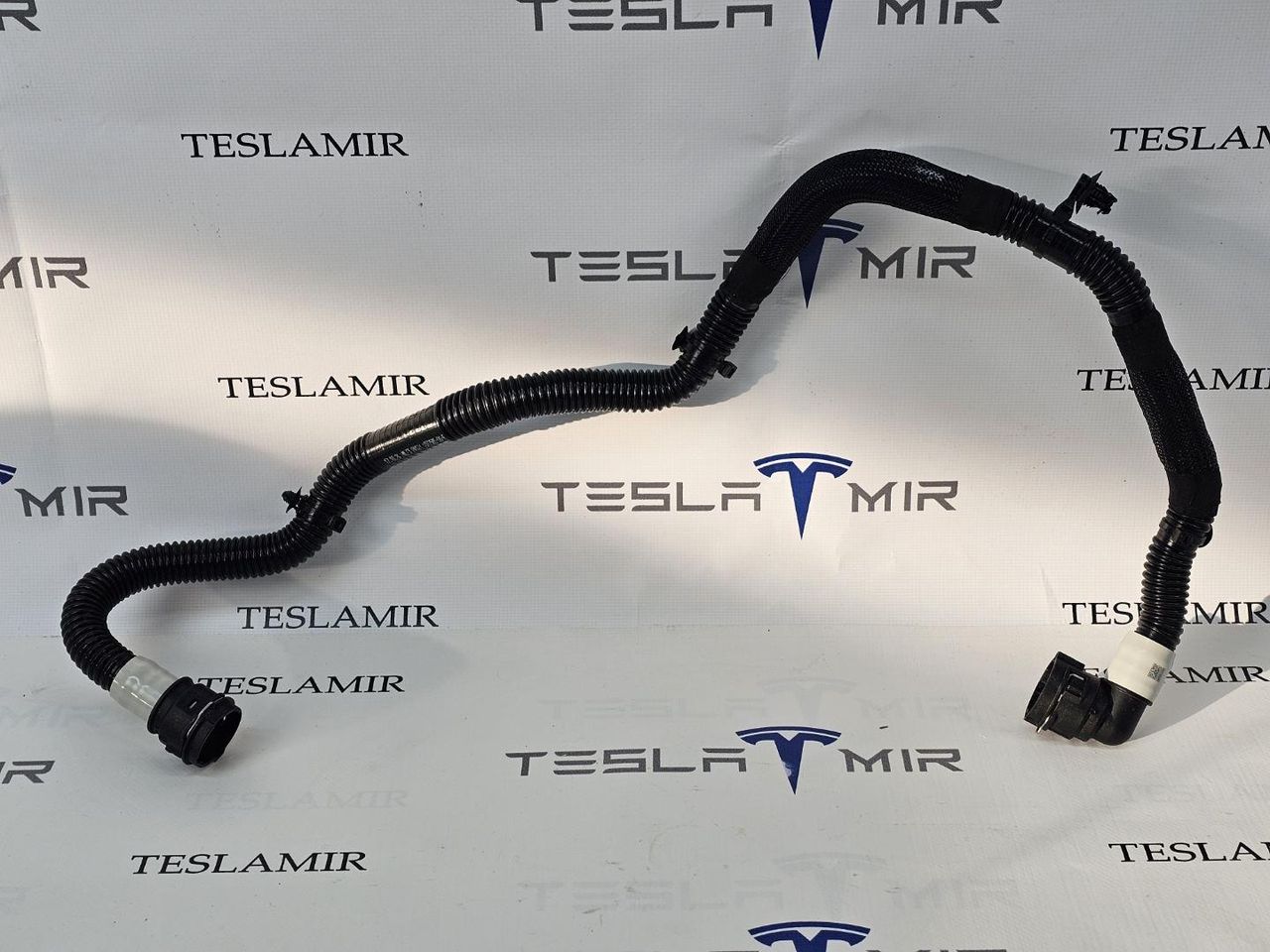 Шланг системы охлаждения заднего мотора Tesla Model 3 1 поколение 2023, 1077585-00 - фото №1
