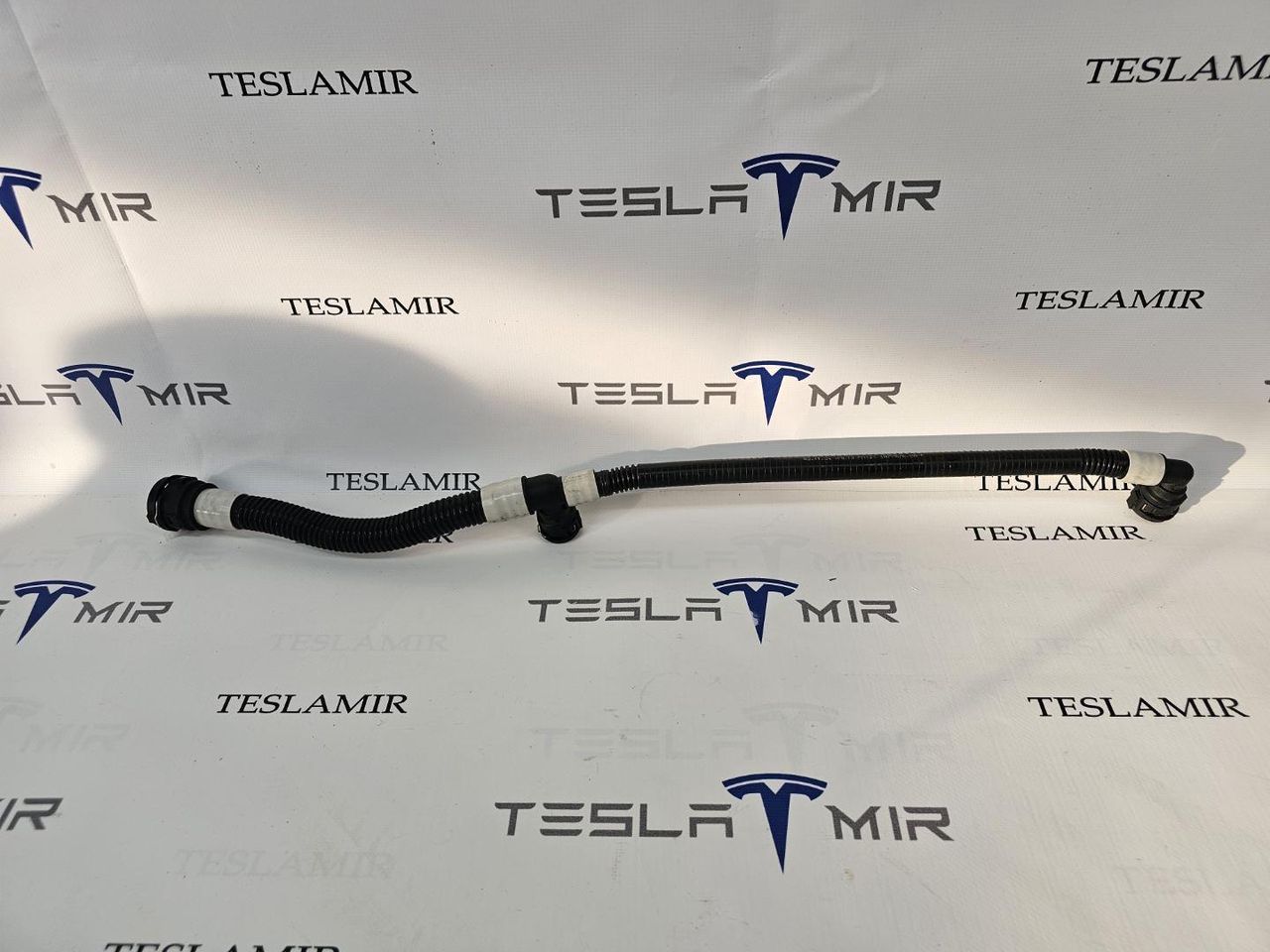 Патрубок системы охлаждения пластиковый передний правый Tesla Model 3 2 поколение 2024, 107757600 - фото №1
