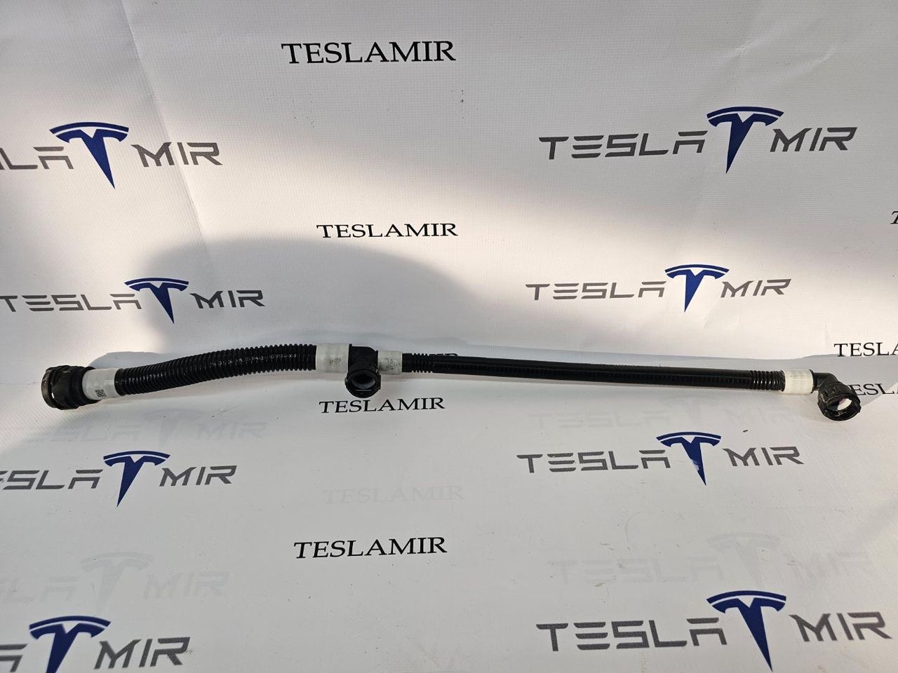 Патрубок системы охлаждения пластиковый передний правый Tesla Model 3 2 поколение 2024, 107757600 - фото №1