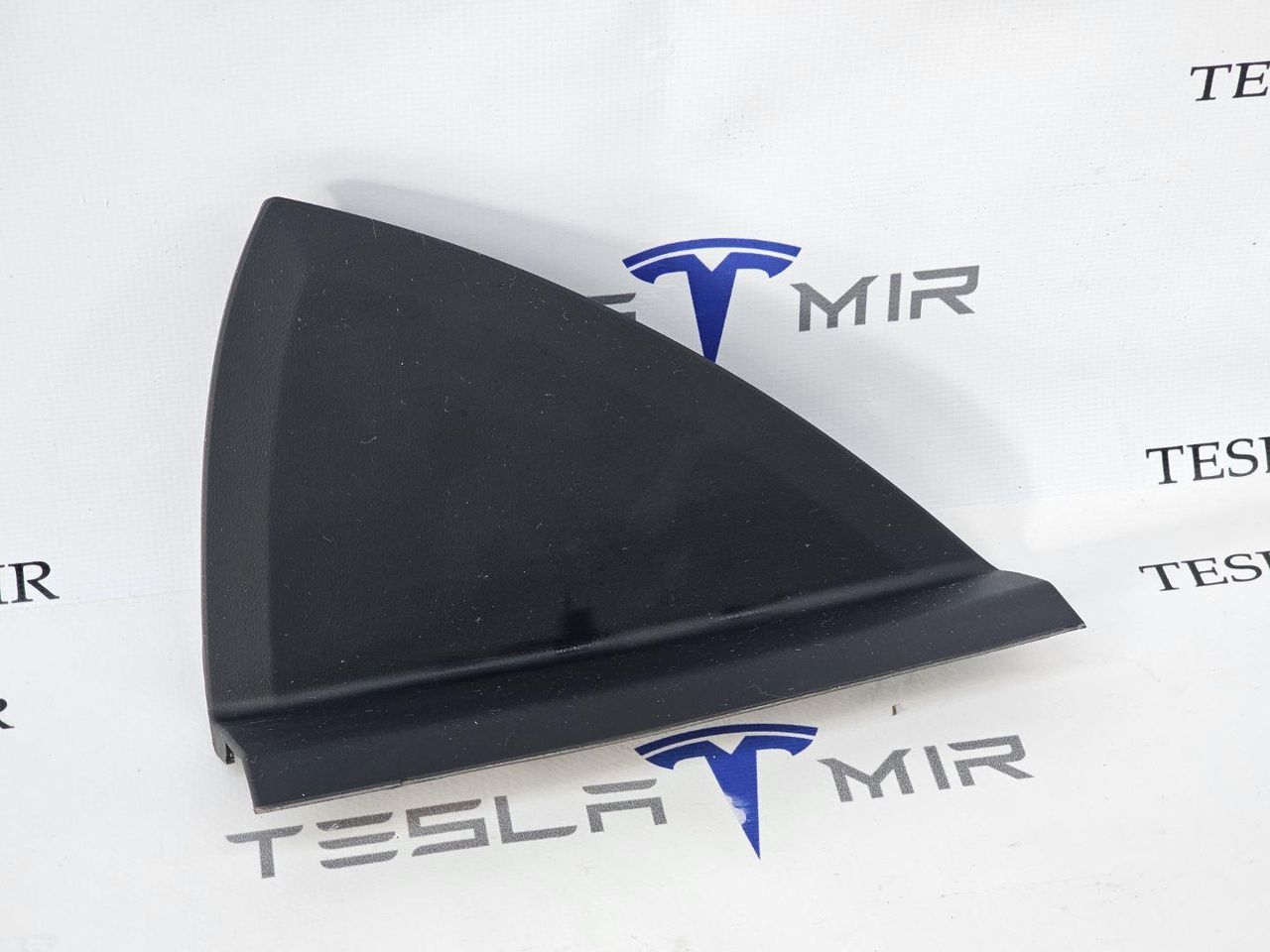 Накладка боковая торпеды левая Tesla Model 3 2 поколение 2024, 1715725-29 - фото №1