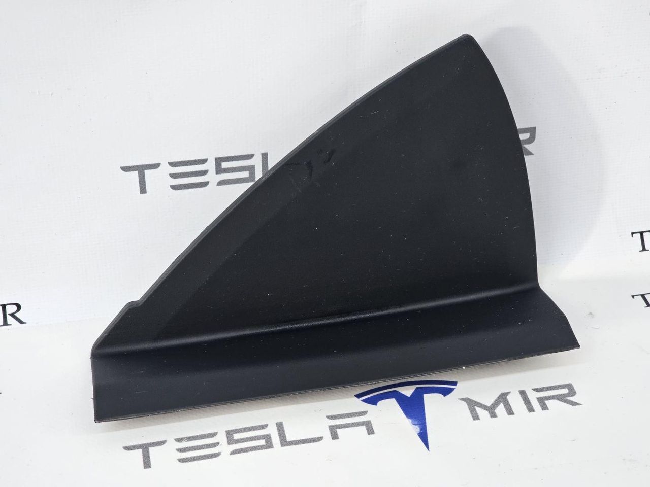 Накладка боковая торпеды правая Tesla Model 3 2 поколение 2024, 1715726-29 - фото №1