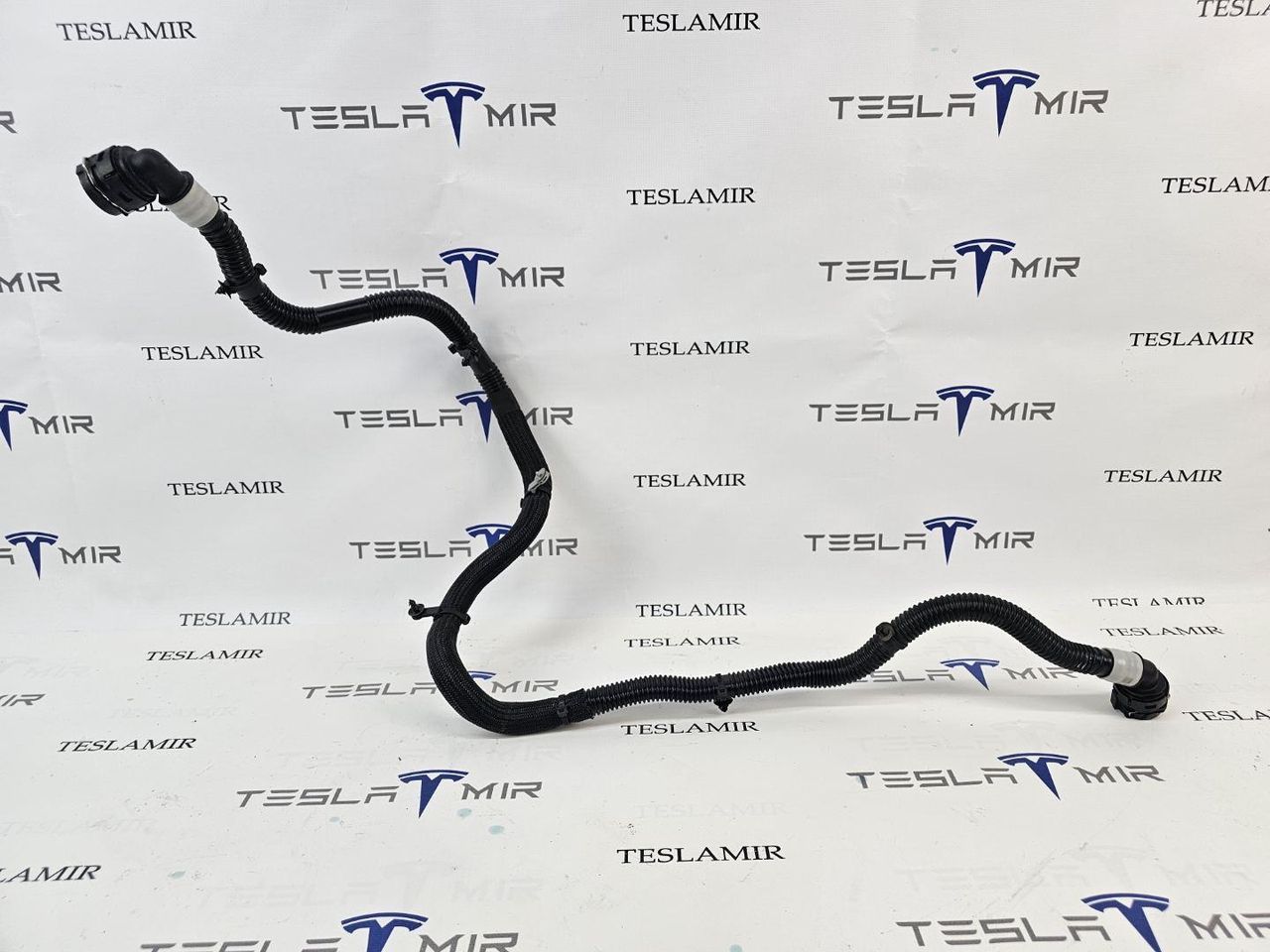 Шланг системы охлаждения заднего мотора Tesla Model 3 2 поколение 2024, 1077595-00 - фото №1