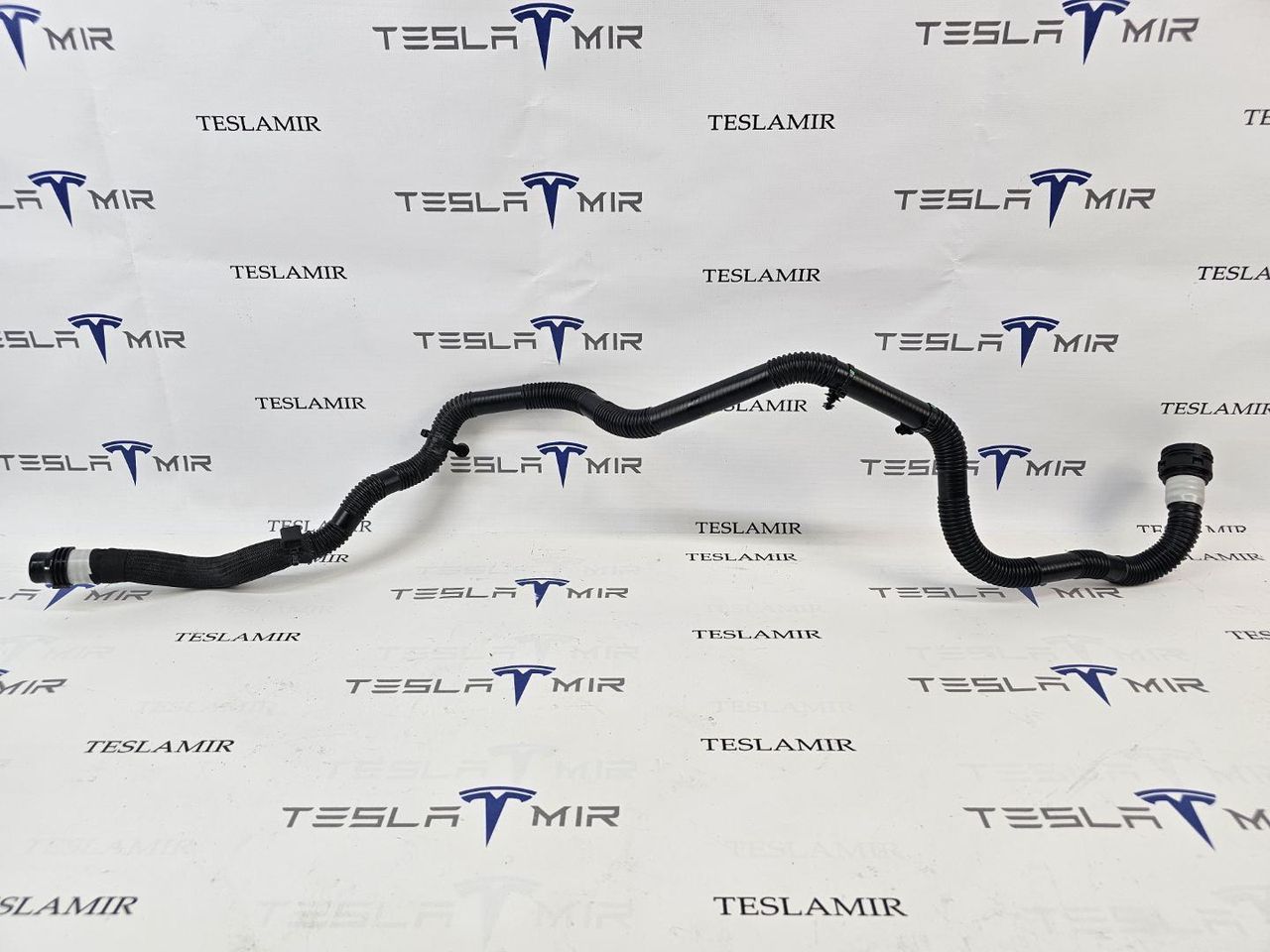 Патрубок системы охлаждения пластиковый передний Tesla Model 3 2 поколение 2024, 1501334-00, 1647666-00 - фото №1