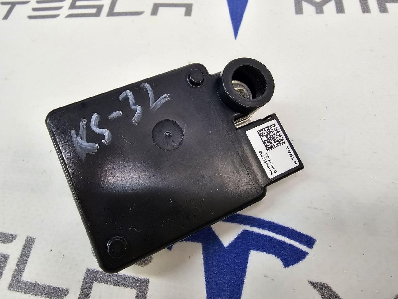 радар / датчик активного круиз контроля Tesla Model Y 1 поколение 2025, 1607917-00 - фото №1