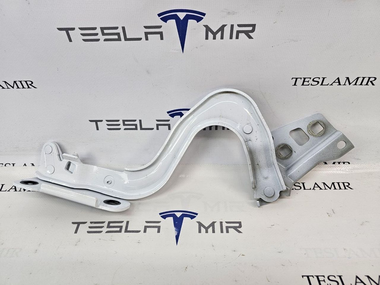 петля капота левая Tesla Model Y 1 поколение 2025, 1943663-00 - фото №1