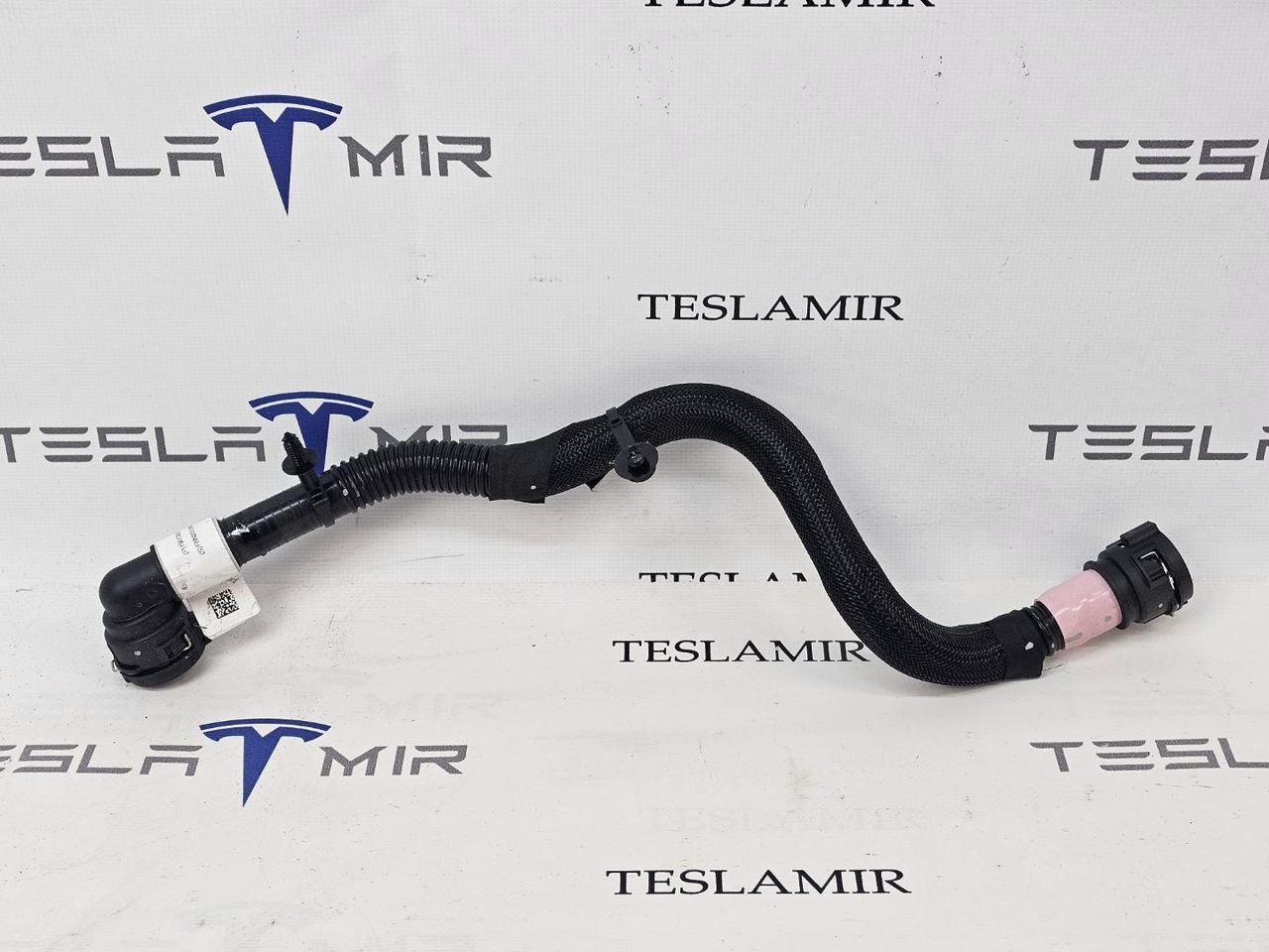 Патрубок системы охлаждения пластиковый передний Tesla Model Y 1 поколение 2025, 1501325-00 - фото №1