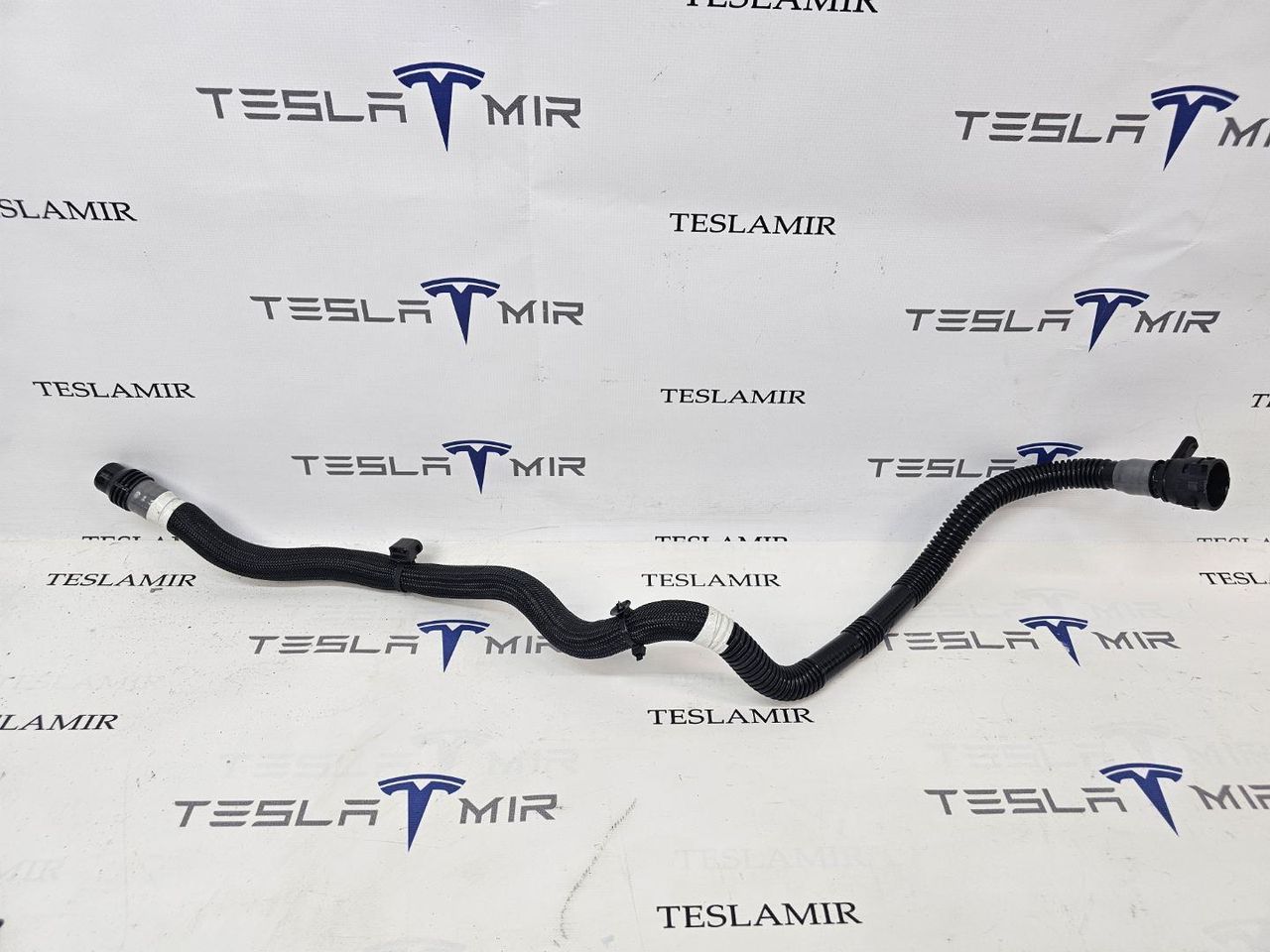 Патрубок системы охлаждения пластиковый передний Tesla Model Y 1 поколение 2025, 1504721-00 - фото №1
