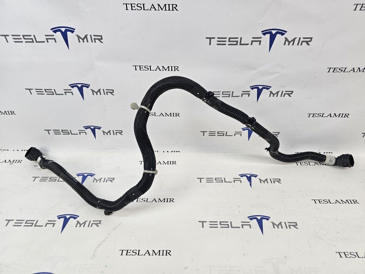Шланг системы охлаждения заднего мотора Tesla Model Y 1 поколение 2025, 1077595-00 - фото №1
