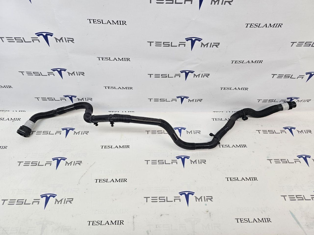 Патрубок системы охлаждения пластиковый передний Tesla Model Y 1 поколение 2025, 1501334-00, 1647666-00 - фото №1